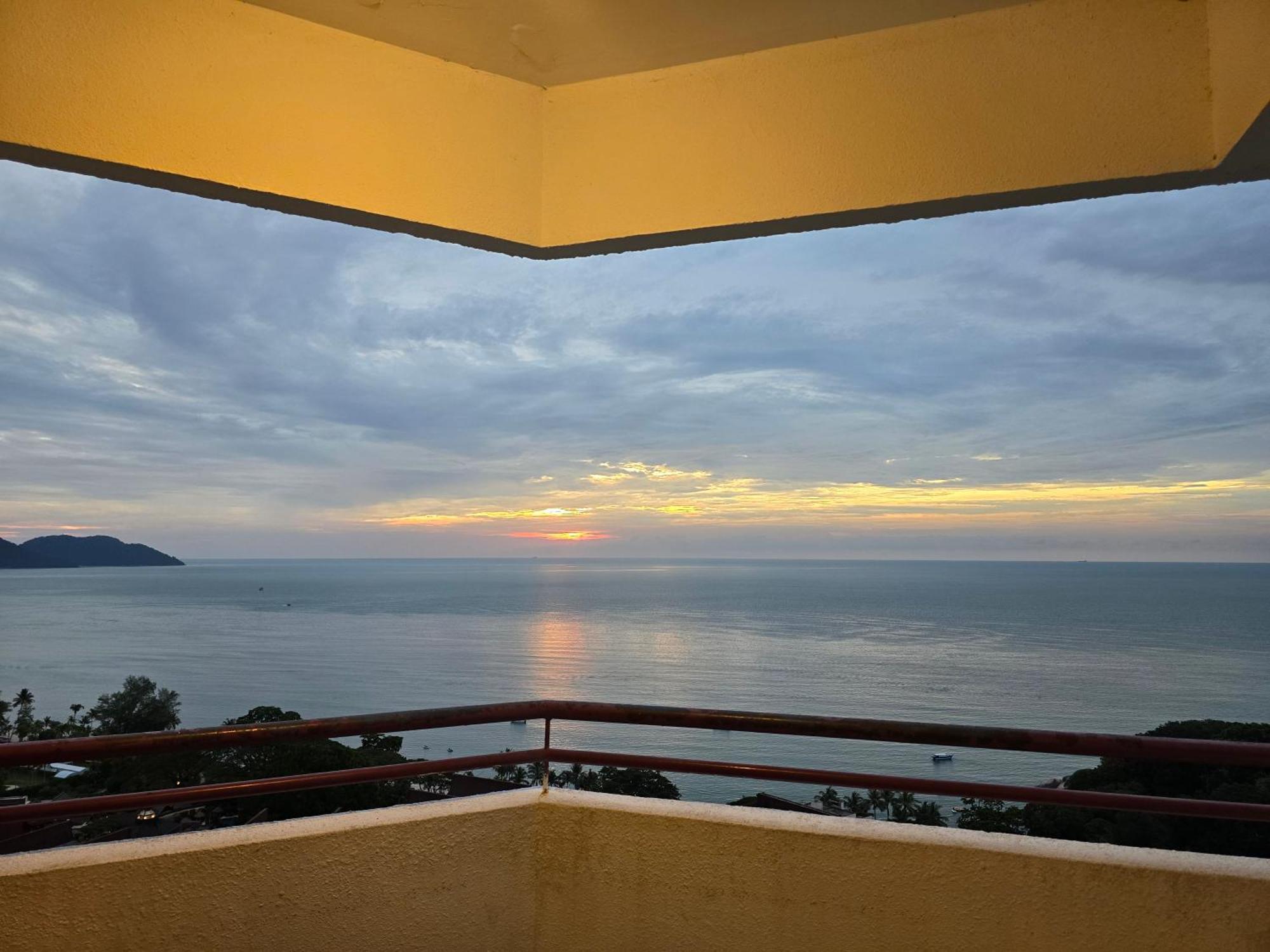 Green Ocean Seaview Apartment Batu Feringgi Luaran gambar